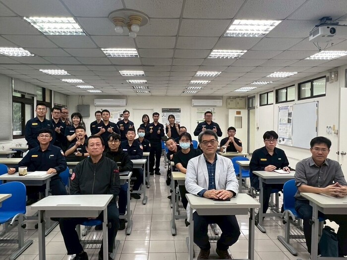 莫懷祖局長與防災所師生合影