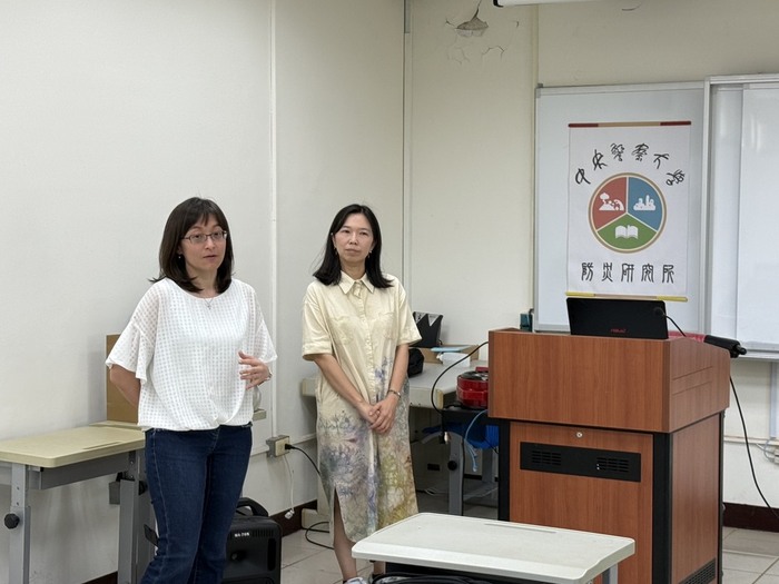林貝珊老師擔任主持人與林怡資老師同框合影