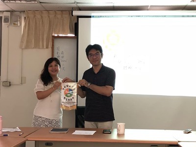 邵俊豪老師贈送賴涵婷股長防災所錦旗一面