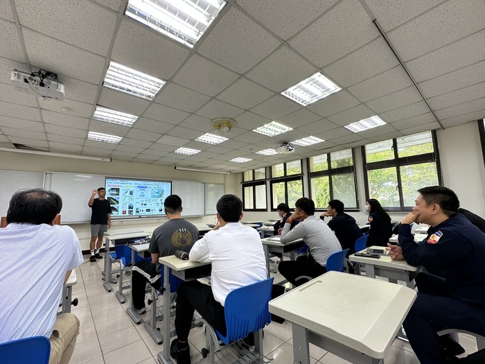 本所師生認真聽講並於結束後積極發問