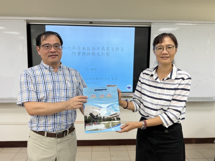 盧老師與邵老師致贈紀念品