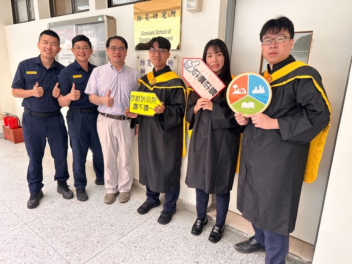 盧老師與防災所碩一碩二同學合影