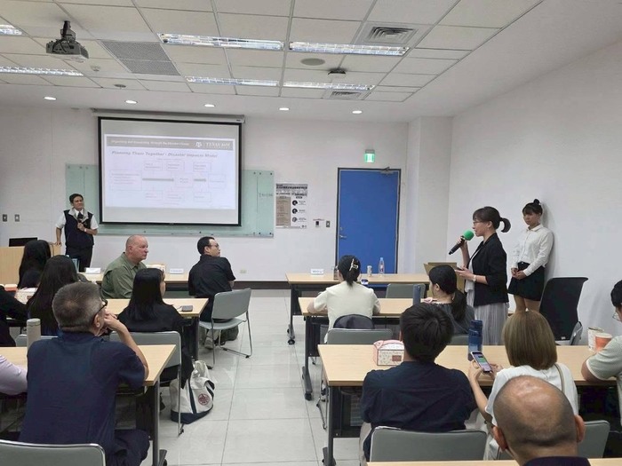 林貝珊副教授與現場與會貴賓熱烈討論