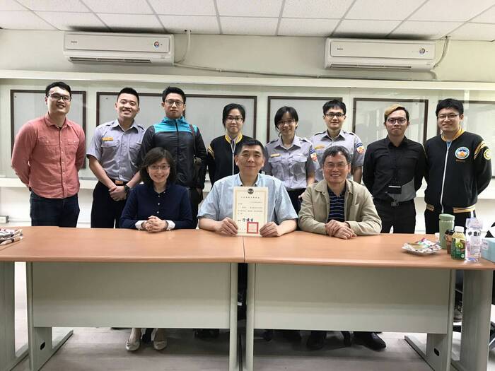 潘穆嫈同學(後排右四)與指導老師及口試委員合影