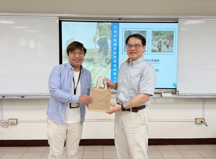本所盧老師與吳秉翰處長合影