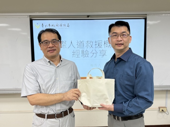 盧老師與林清文副大隊長致贈紀念品