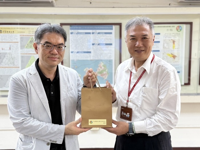 邵所長與新北市政府消防局張易鴻主任秘書交換紀念品