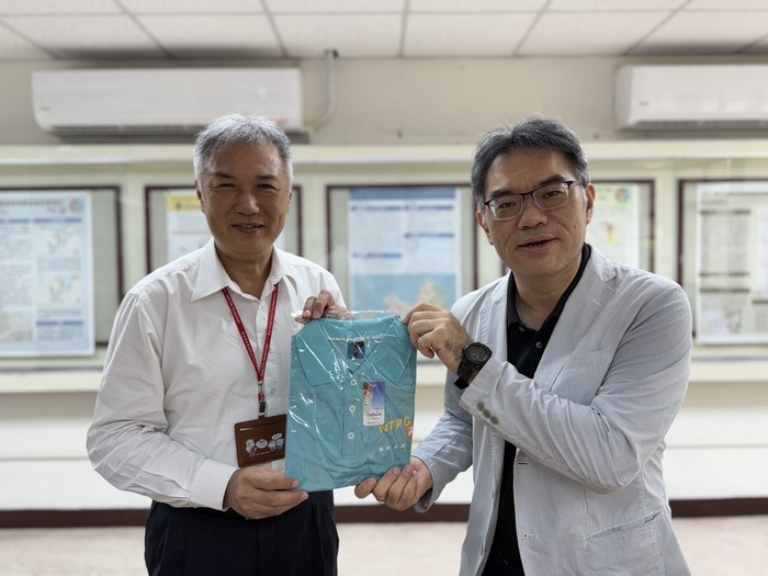 邵所長與張易鴻主任秘書致贈紀念品