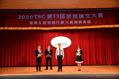 崇岳論文賞頒獎典禮 左1為本所106年班林韋呈同學、右1為指導老師林貝珊副教授 照片來源：崇岳論文大賞官方臉書