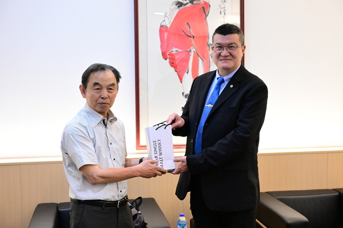 田中哮義教授與馬士元次長致贈紀念品