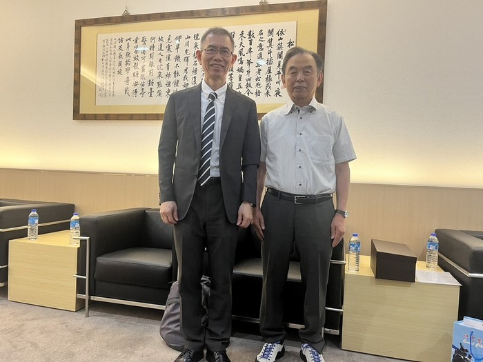 本校警察科技學院長吳貫遠教授與田中哮義教授合影