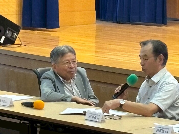 臺灣大學榮譽教授陳亮全與田中哮義教授以日文熱烈交流