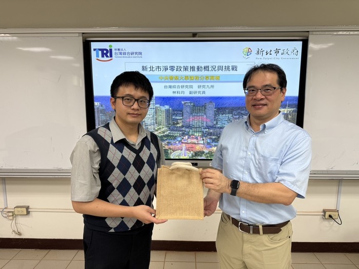 盧老師與林科均副研究員致贈紀念品