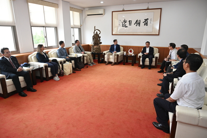 美國在台協會(AIT)四位顧問於10月27日蒞臨本所參訪