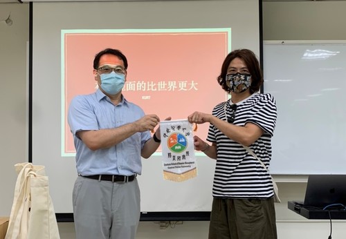 所長代表致贈盧導演紀念品