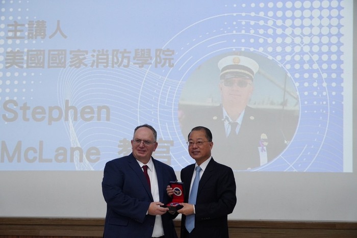 校長黃明昭與Stephen McLane教官合影並致贈交流紀念品