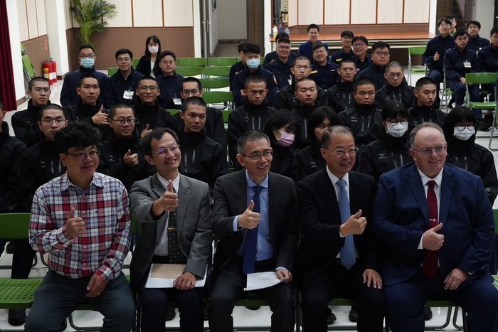 師生與Stephen McLane教官合影