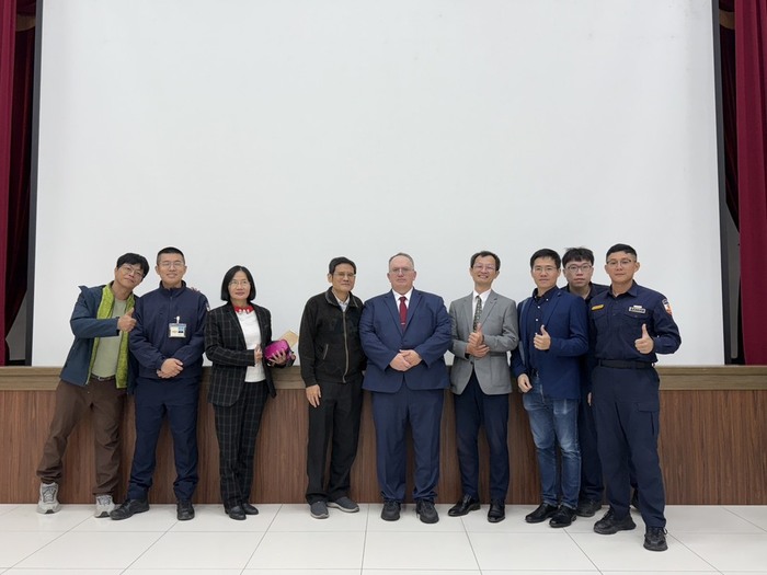 消防與防災所師生與Stephen McLane教官合影