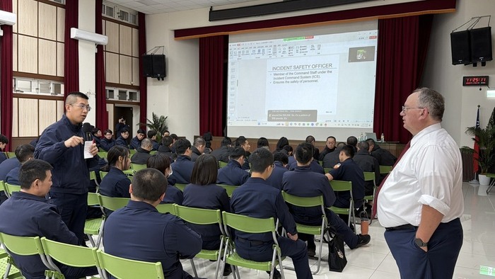 防災所謝同學與Stephen McLane教官熱烈討論議題