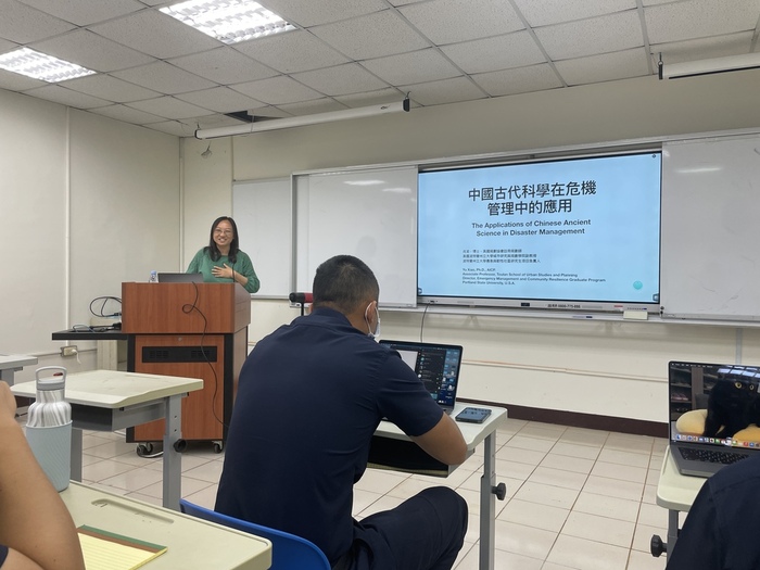 Yu Xiao(肖渝)副教授進行專題演講