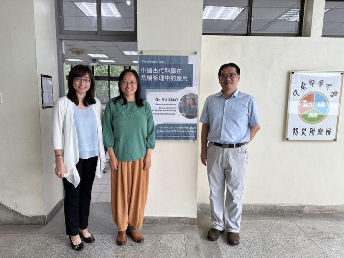 Yu Xiao(肖渝)副教授與所長及盧副教授合影